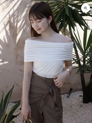 시어 오프숄더 개더 컷 상의