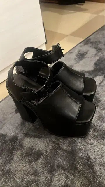 블랙 플랫폼 샌들 하이힐
