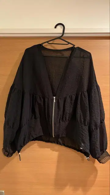 그레디 브릴리언트 비침이 있는 블랙 벌룬 슬리브 자켓