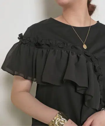 새상품 이번 시즌 포므리슈 비대칭 쉬폰 프릴 도킹 디자인 TOPS