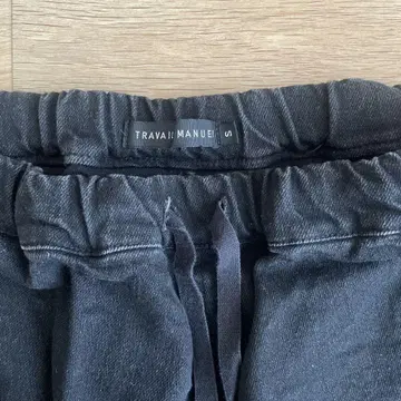 TRAVAIL MANUEL 블랙 스트레이트 팬츠