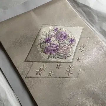 꽃무늬 자수의 광택 나고야 오비