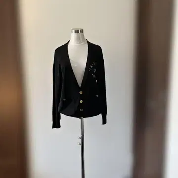 VP 블랙 버튼 가디건