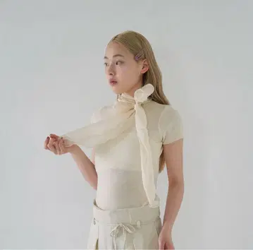 uneui 볼륨 리본 탑 아이보리