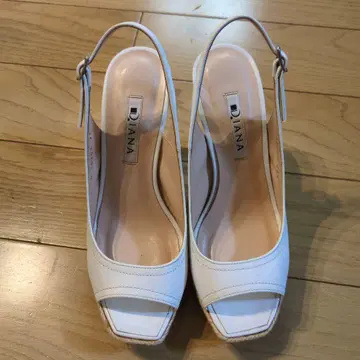 Diana 화이트 오픈토 샌들