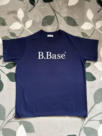 B.Base 네이비 티셔츠