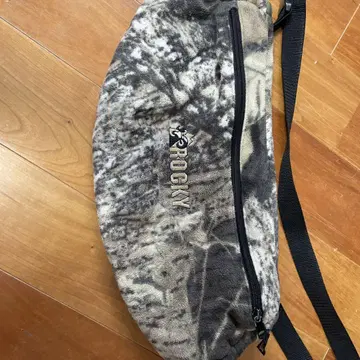 ROCKY 카모 패턴 바디백