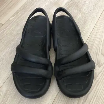 캠퍼 Kobarah flat 39 블랙 CAMPER 샌들 블랙
