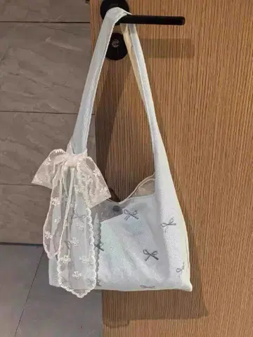 스카이블루 리본 자수 숄더백