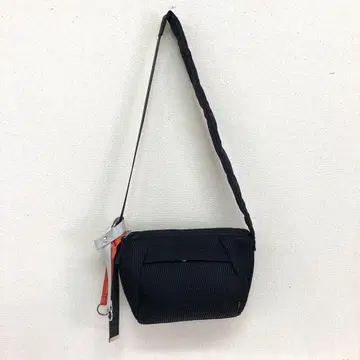 EDITA. 세탁기로 세탁 가능한 바디백 M 5L 메쉬 숄더백 블랙