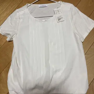 화이트 플리츠 디자인 반팔 셔츠