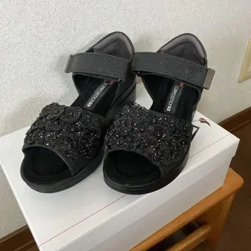 컴포지션9 작은 꽃 모티브 샌들 23cm 블랙