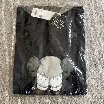 KAWS TOKYO FIRST 유니클로 UT 콜라보 한정판 T셔츠 완판템