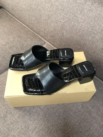 JEANASIS 블랙 스퀘어 쪼리 샌들 미들힐
