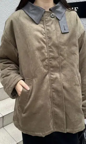카키 가죽 옷깃 다운 자켓