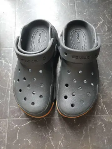 Crocs 블랙 버블 크러쉬 통굽 블랙 브라운 23.5~24