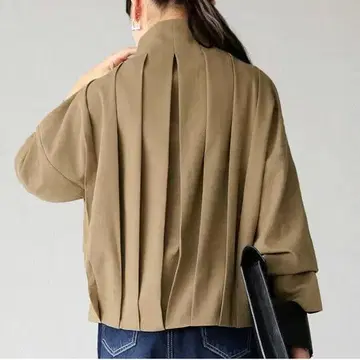 antiqua 안티카 클래시컬 백 턱 숏 자켓 베이지