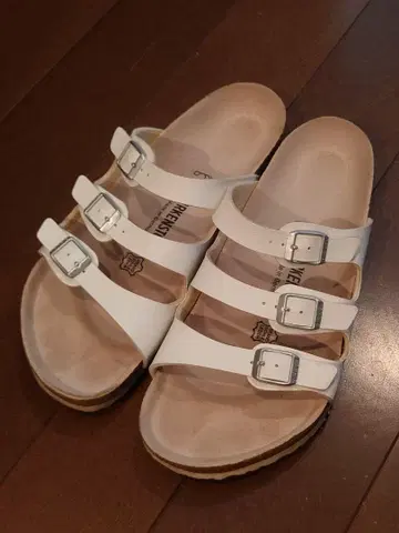 BIRKENSTOCK 3 스트랩 샌들 사이즈 42 화이트