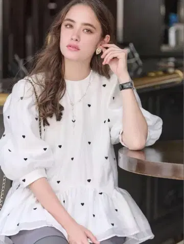 체스티 X 허니 콜라보 하트 상의