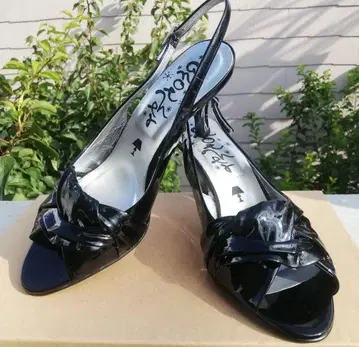 미사용품 블랙 에나멜 가죽 샌들 미디 힐 23.5cm