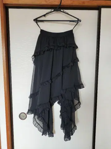 프릴 장식 비대칭 스커트 블랙