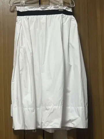 화이트 스커트 블랙 허리 밴딩