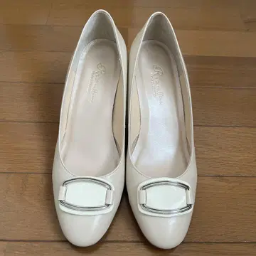 아이보리 버클 가죽 펌프스