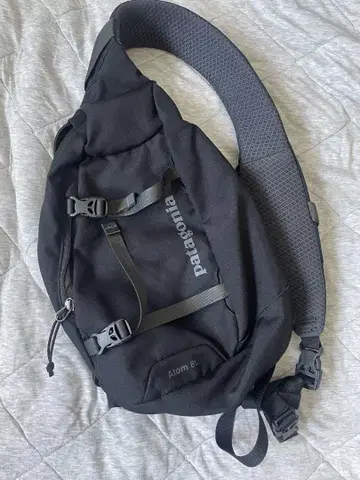 Patagonia Atom Bl. 블랙 숄더백