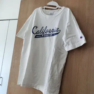 Champion California PHYS. EDUCATION 티셔츠