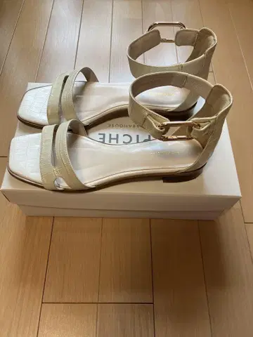 PICHE 샌들 악어 엠보싱 로우힐