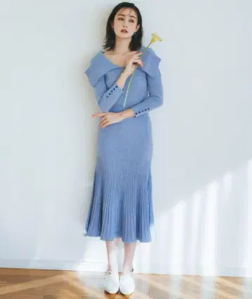 LILY BROWN 빅 카라 니트 원피스