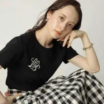 새상품급 아르페쥬 스토리 엠블럼 자수 T셔츠 블랙