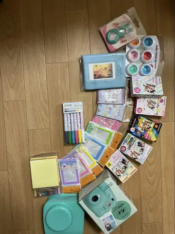 인스턴트 카메라와 부속품 세트