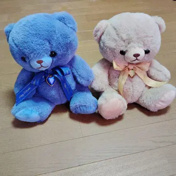 파란색과 베이지색 곰 봉제 인형