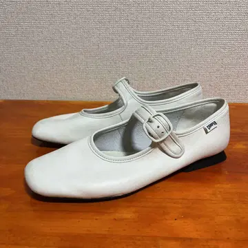 캠퍼 화이트 메리 제인 38 24cm 펌프스