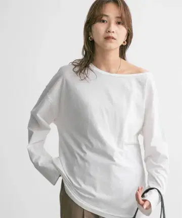 KBF 언밸런스 넥 티셔츠