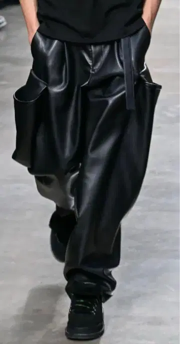 [새상품] sacai 25aw Faux Leather Pant 사이즈 2