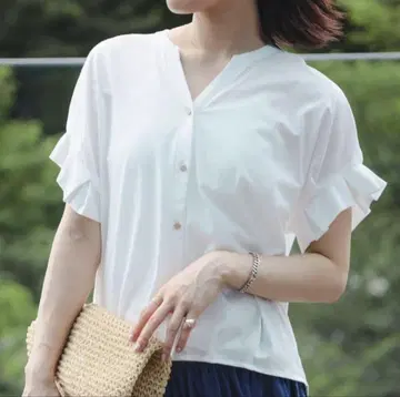 빔즈 하트 화이트 V넥 버튼 셔츠 스키퍼넥 티셔츠