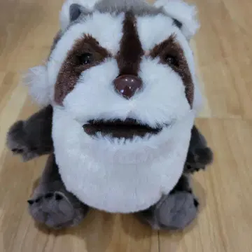 턱이 튀어나온 아라이 봉제 인형