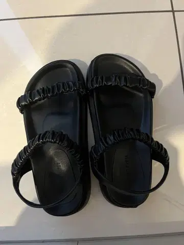 블랙 샌들
