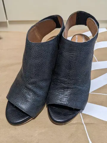 블랙 가죽 오픈토 샌들