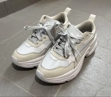 PUMA 통굽 스니커즈 23.5cm