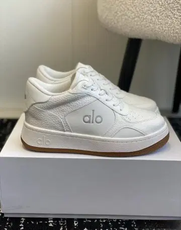alo 화이트 가죽 스니커즈
