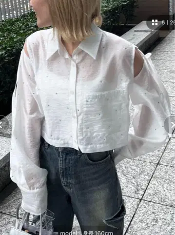 새상품 택 달린 암 커팅 크롭 시어 셔츠 화이트