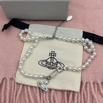 진주와 크리스탈 목걸이