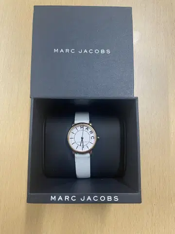 MARC JACOBS 화이트 가죽 시계