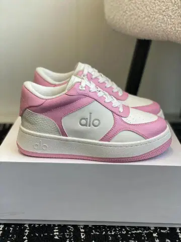 alo yoga 핑크 화이트 스니커즈 새상품