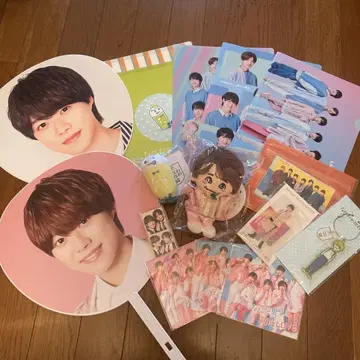 아이돌 굿즈 세트 (부채, 아크릴 스탠드, 봉제 인형 등)
