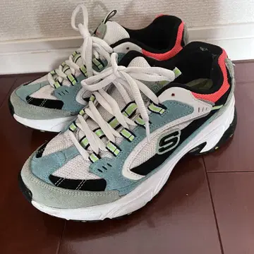 스케쳐스 통굽 스니커즈 24cm