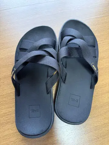 Teva 크로스 스트랩 샌들 블랙